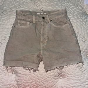 . GENTLY WORN. tan/grey Levi’s 90’s boyfriend shorts in a size 24.